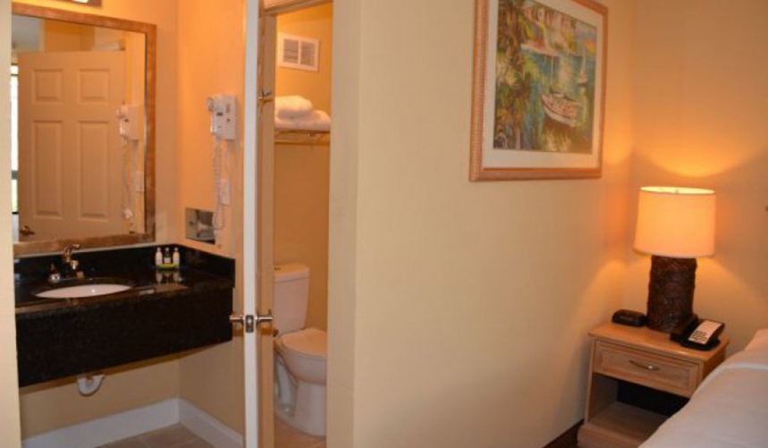 /hotelphotos/thumb-860x501-107382-Baymont Inn Unvrsl Db Room Bath.jpg
